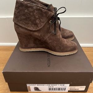 Louis Vuitton Fauvist wedge boot in taupe suede. Size 9